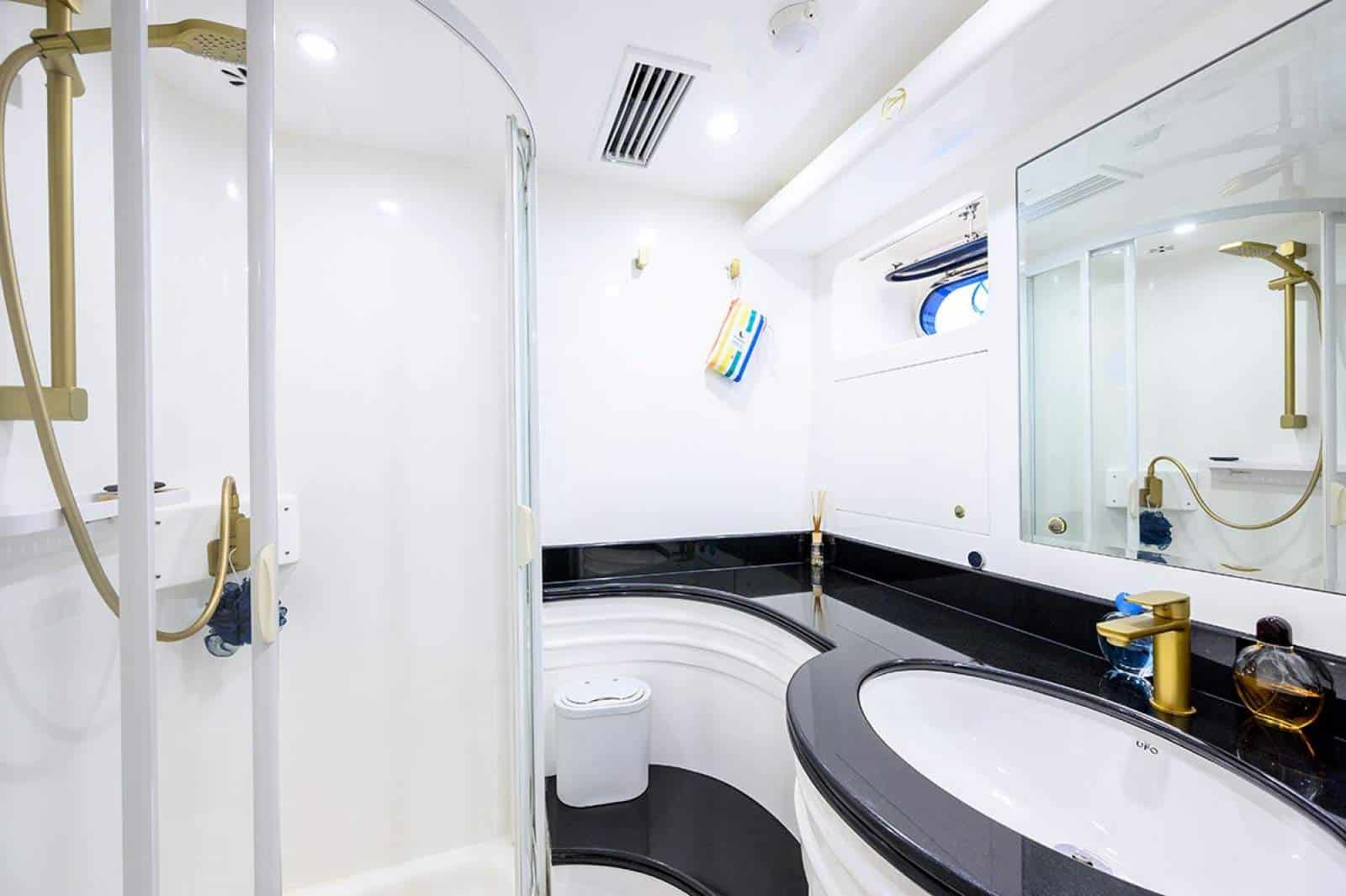 2001 Horizon Yacht E65 photo 17