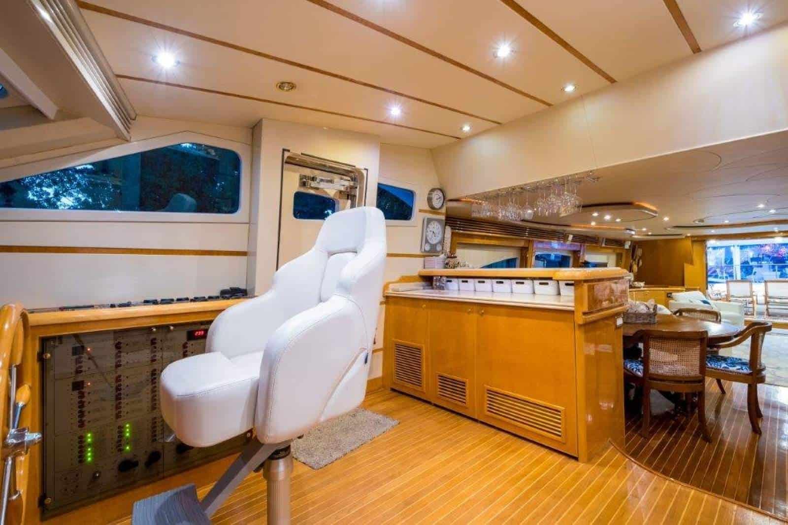 2001 Monte Fino 86 Flybridge photo 23