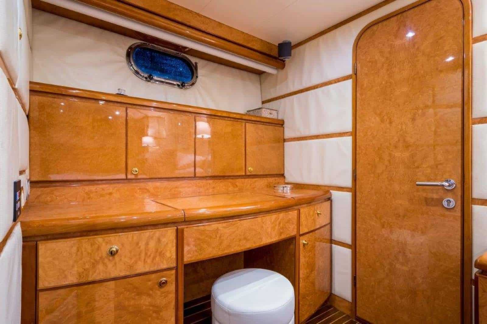 2001 Monte Fino 86 Flybridge photo 32