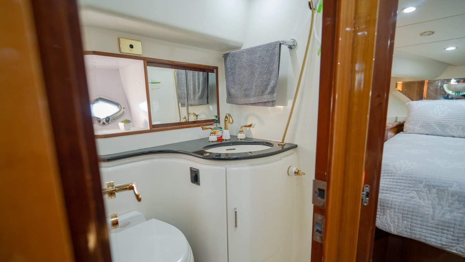 2004 Dyna 51 Flybridge photo 31