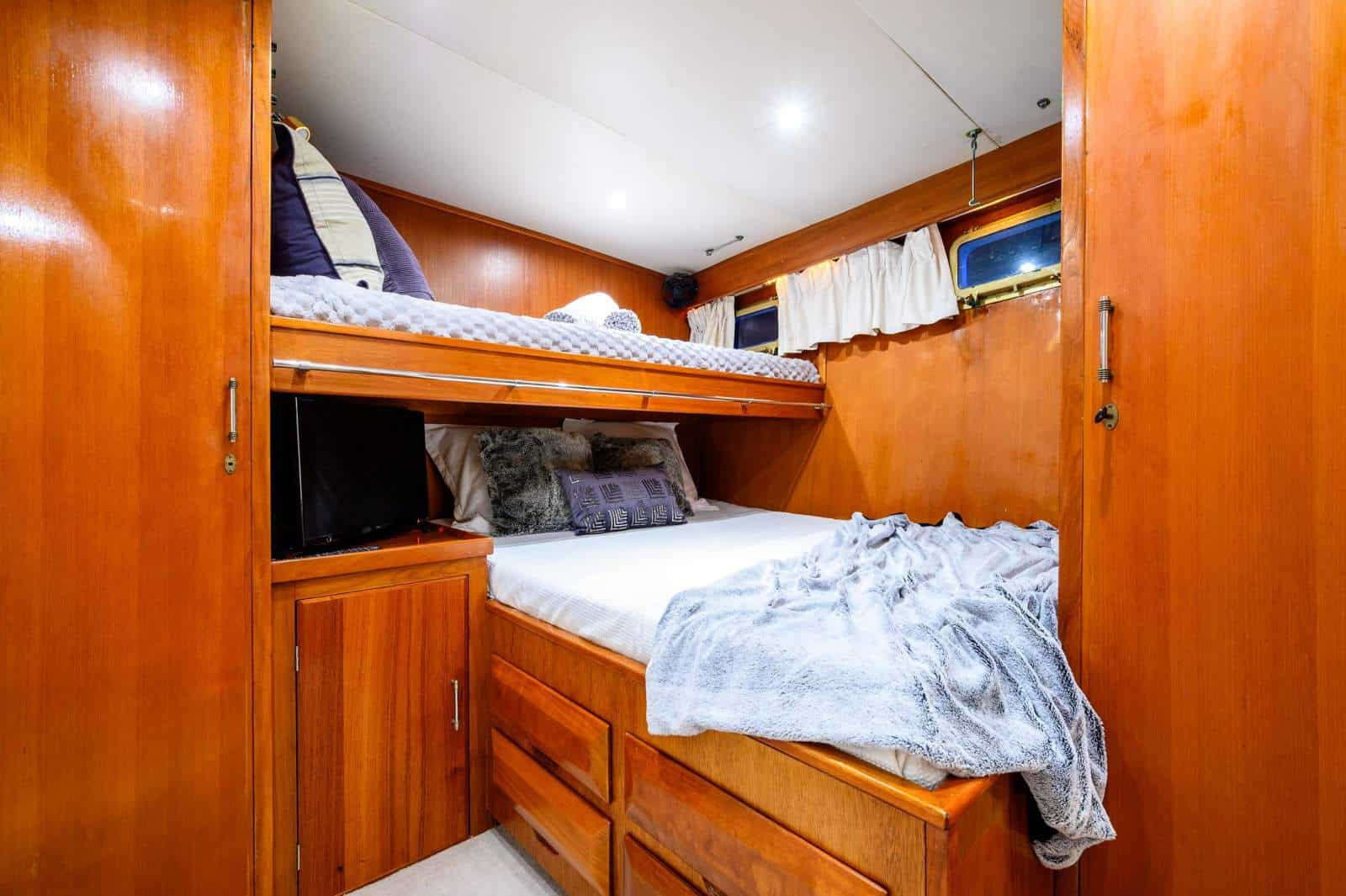 1984 DeFever 68 Flybridge photo 37